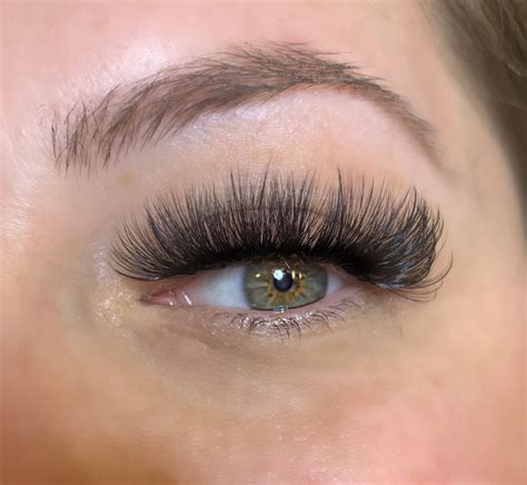 From Ordinary to Extraordinary: Transform Your Lashes with Kitty Skin Workshop's Adhesive